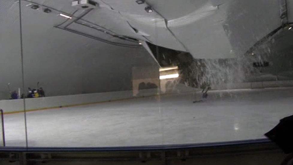 Rundt 150 unge ishockeyspillere og deres foreldre slapp uskadd unna da taket p� en slovakisk ishockeyhall klappet sammen. Foto: AP Photo / TV Oravia via APTN / Scanpix