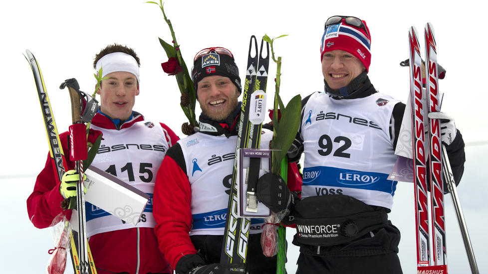 BEST AV ALLE: Martin Johnsrud Sundby ble norgesmester p� ski 15 km individuell fri teknikk p� Voss. Andre beste tid hadde Andrew Musgrave fra Storbritannia (t.v.) og tredjeplassen gikk til Ronny Fredrik Ansnes. Thomas Alsgaard fikk imidlertid bronsen, og Ansnes s�lvet, ettersom Musgrave alts� er britisk.
Foto: Marit Hommedal / Scanpix