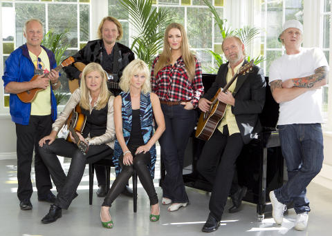 STJERNEMØTE: Øystein Dolmen, Anne Grete Preus, Jan Eggum, Bertine Zetlitz, Elvira Nikolaisen, Halvdan Sivertsen og Vinni. Foto: TV 2 STJERNEMØTE: Øystein Dolmen, Anne Grete Preus, Jan Eggum, Bertine Zetlitz, Elvira Nikolaisen, Halvdan Sivertsen og Vinni. Foto: TV 2