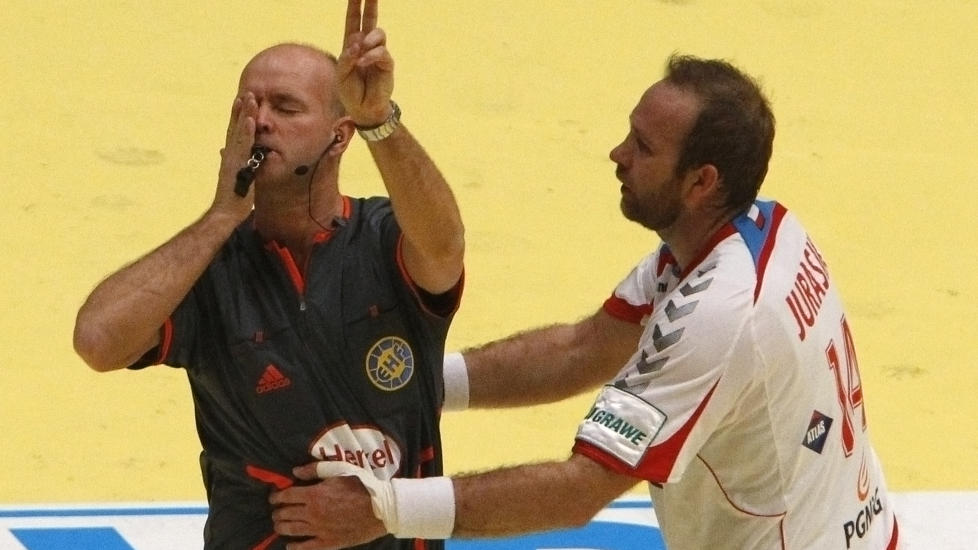 TAKLER IKKE PRESSET? Det mener iallfall en dansk ekspert som helst skulle sett et annet dommerpar i finalen. REUTERS/Oleg Popov   (AUSTRIA - Tags: SPORT HANDBALL)