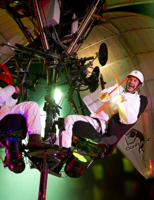 Her ankommer Petter Stordalen scenen i en discokule