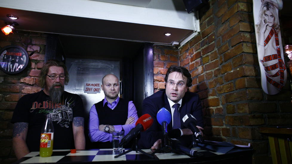  REDEGJORDE FOR PRESSEN  : Jarle Andh�ys advokat Nils J�rgen Vordahl (t.h) m�tte pressen p� Rubber pub i Oslo i kveld. Med ham var tidligere ekspedisjonsdeltagere Rune Olsgaard (t.v) og Christian Foss. Foto: SCANPIX