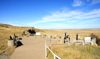 UTKIKKSPUNKT: Du kan g� helt bort til kanten av stupet og f� god oversikt over b�de stup og pr�rie. P� godv�rsdager ser du Rocky Mountains strekke seg ut i vest. Foto: PETTER L�KEN