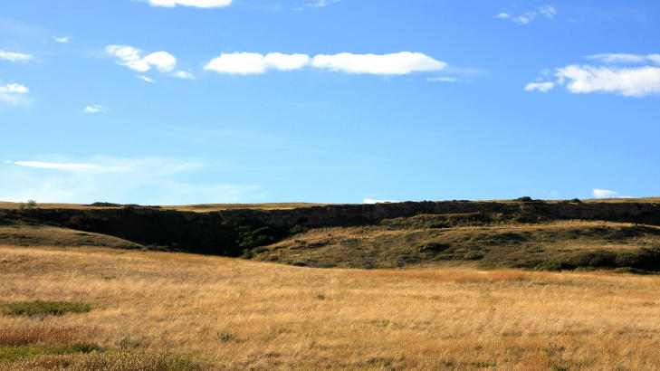 HEAD-SMASHED-IN: Nedenfor stupet ventet kvinner og barn p� � ta seg av slaktinga. I dag er stupet hare halvparten s� h�yt som det en gang var. Foto: PETTER L�KEN