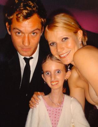 Jude Law og Sienna Miller sammen i Adriennes (25) begravelse