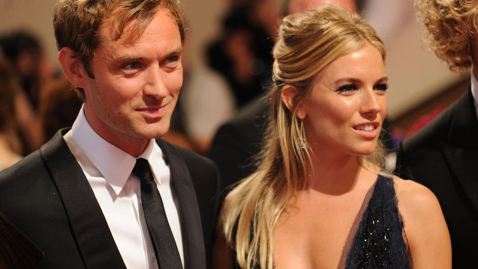 HEDRET VENNINNEN: Jude Law og Sienna Miller har begge f�tt et n�rt forhold til avd�de Adrienne Greenway etter at de m�tte henne p� et arrangement for en veldedig organisasjon hun jobbet for. Foto: Getty Images/All Over Press