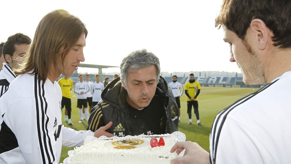 BURSDAG: Mourinho fylte i g�r 49 �r, og p� Real Madrid-treningen ble han servert kake. Spillerne sang ogs� burdsagssangen for ham. Foto: EPA / Helios de la Rubia / Realmadrid.com