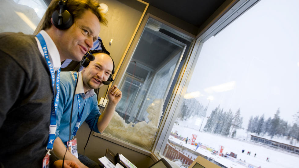 VEDDEM�L: Til vanlig sitter Jann Post (til h�yre) i bua sammen med ekspert Torgeir Bj�rn og kommenterer langrenn for NRK. I dag bytter han ut headset med ski, n�r han selv skal g� prologen i NM-sprinten. Havner han mindre enn ett minutt bak vinneren, m� Thomas Alsgaard ut med ei god flaske vin. Foto: H�kon Mosvold Larsen / SCANPIX