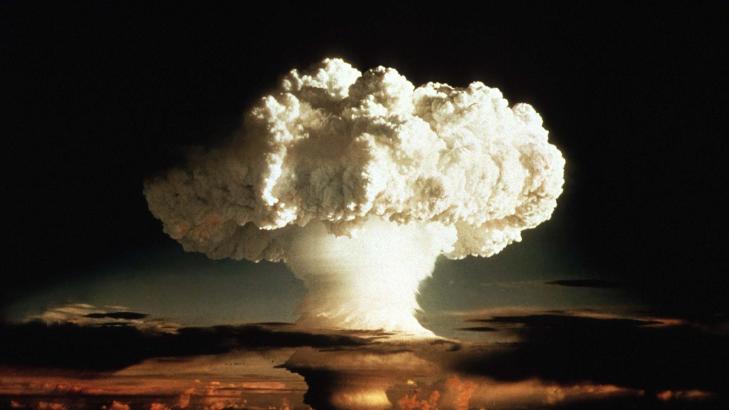 VARM FUSJON: Enorme mengder energi blir frigitt ved fusjon, men det krever sin kar � f� til. F�rst under sv�rt ekstreme trykk- og temperaturforhold, som inni sola eller hydrogenbomber, kan fusjonsprosessen komme i gang. � f� det til ved lav temperatur er �nsketenkning og gjenstand for flere sv�rt tvilsomme fysikkfors�k og konspirasjonsteorier. Foto: DSWA-DASIAC/REUTERS/SCANPIX