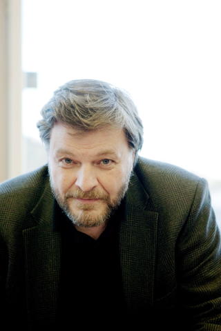Oslo 20101014 - Avdelingsoverlege Steinar Madsen ved avdeling for legemiddelinformasjon viser noen av beslagene som er gjort den siste uka i forbindelse med internasjonal razzia mot dop og doping og narkotika og piller.  Fra venstre: slankepulver som utgir seg � v�re kaffe og slankepulver fra Nescafe Nestle, antibiotika, sterke beroligende midler (ala Vival), slankemiddel Hoodia er en utrydningstruet plante fra S�r Afrika, Melanoten : ulovilg selvbruningsmiddel som blandes med vann og injiseres. Melatonin. Bl� flasker: usikkert, men trolig veksthormon. I tillegg falsk Viagra. Foto: Torbj�rn Gr�nning / Dagbladet