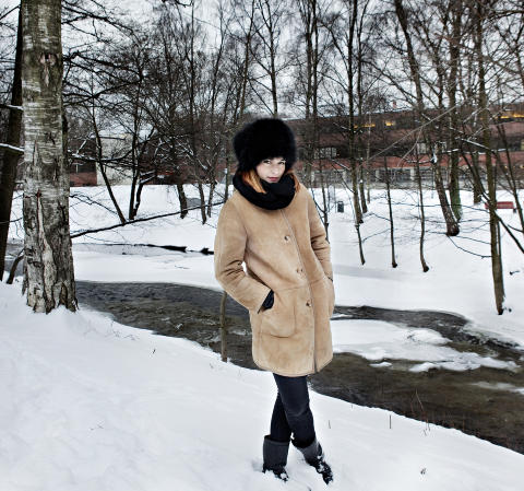 FORTSATT POPSTJERNE: Hvordan poserer man i en saueskinnsjakke, egentlig? sp�r Lise Karlsnes ved Akerselva, for anledningen antrukket i moras jakke.