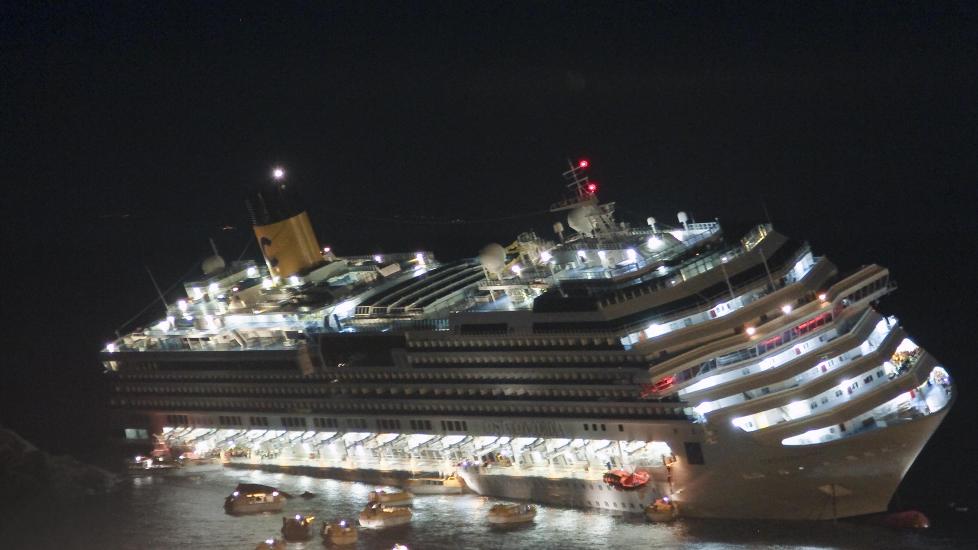 HEKTISK EVAKUERING: N�rmere 4 200 passasjerer og ansatte ble reddet ut av Costa Concordia da cruiseskipet gikk p� grunn fredag 13. januar. Foto: Giuseppe Modesti/Ap photo/Scanpix