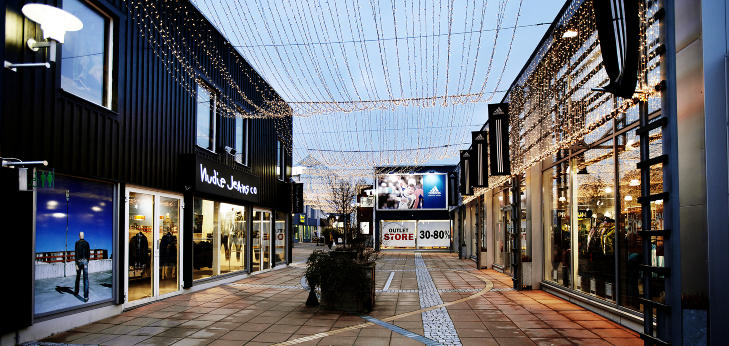 LANDSBY: Alle butikkene p� Freeport ligger i gamle trehus. Derfor kalles den �Design outlet village�. Foto: CHRISTIAN ROTH CHRISTENSEN