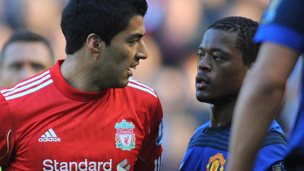 EVRA P� ANFIELD: Patrice Evra og Manchester United gjester Liverpool og FA-cupen. Dette bildet er fra episoden som kostet Luis Suarez karantene p� �tte kamper. Foto:  AFP PHOTO / ANDREW YATES