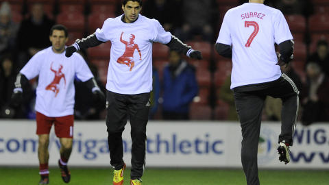 ST�TTE: Suarez og lagkameratene stilte opp i nytrykkede tr�yer etter at dommen fra FA kom. Foto: REUTERS/Nigel Roddis