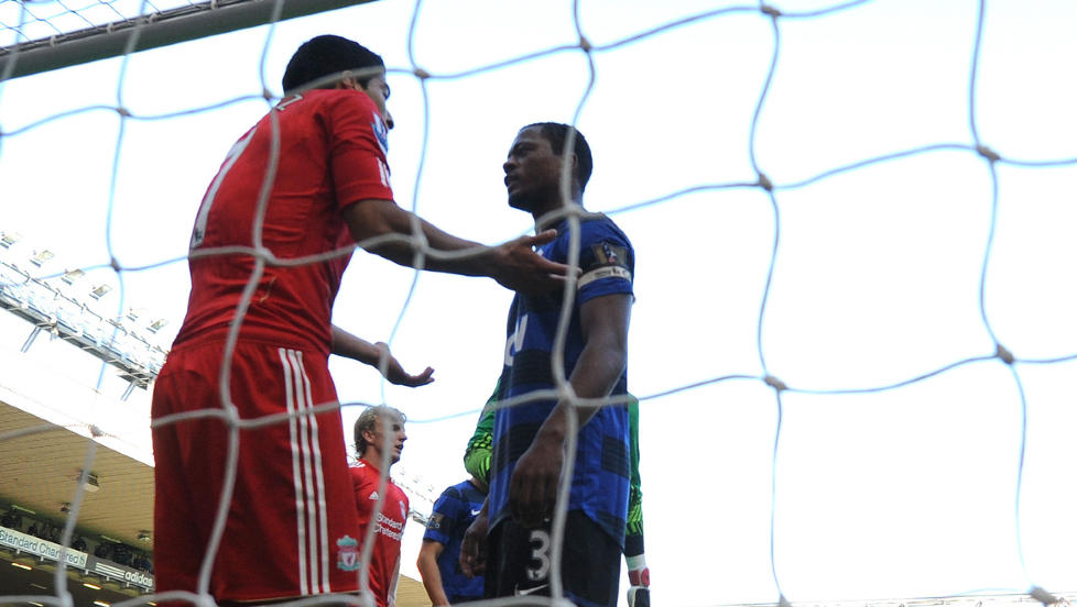 UTESTENGT: Luis Suarez (t.v) endte opp med karantene etter munnhuggeriet med Patrice Evra p� Anfield 15. oktober. Foto: AFP/ANDREW YATES