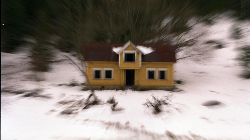 SP�KELSESHUS: Dette huset har ikke noe med saken � gj�re, og er en sp�kelsesg�rd ved Herefoss nord for Arendal. Her verner en gjenganger en amerikansk dollarskatt if�lge mytene. Arkivfoto: DAGBLADET