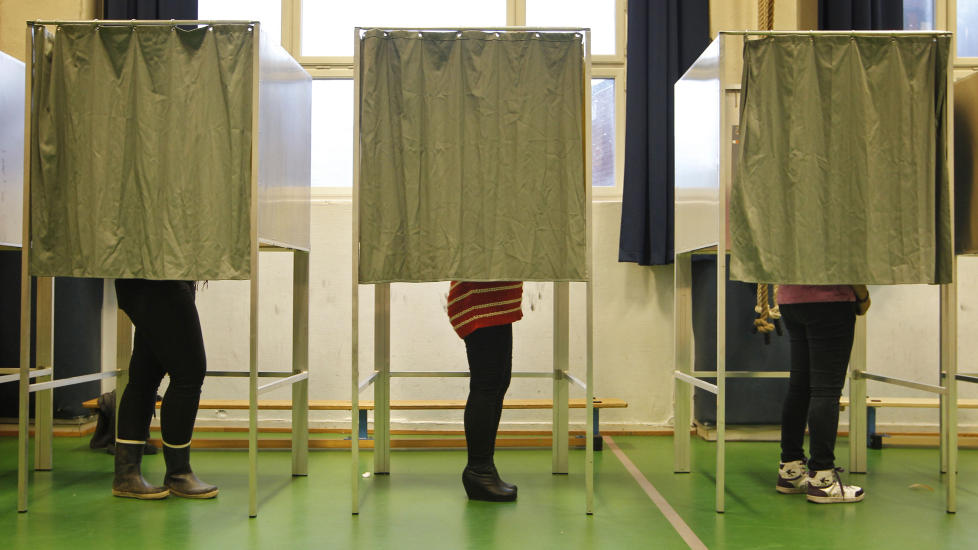 VALGVANE: Valgforskning har vist at stemmegivning kan betraktes som en vane: Jo tidligere den dannes, jo st�rre sannsynlighet er det for at man tar den med seg senere i livet, skriver artikkelforfatterne. Illustrasjonsfoto: H�kon Mosvold Larsen / Scanpix