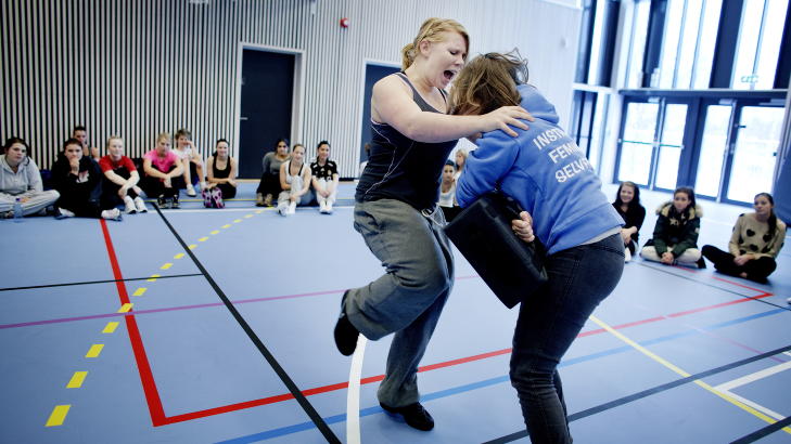 FIKK 154 000Jenteforsvaret holder kurs p� Str�mmen videreg�ende skole. Organisasjon, som var en undergruppe av SVs ungdomsorganisasjon da de s�kte, fikk 154 000 kroner av SV-statsr�d Audun Lysbakken. Foto: Torbj�rn Gr�nning / Dagbladet