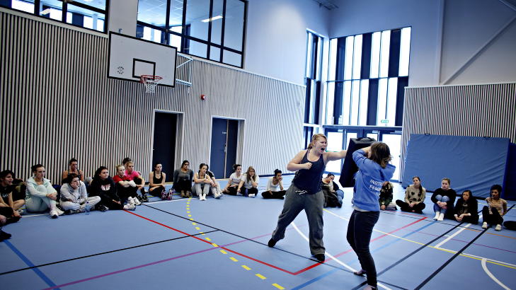 L�RER SLAG OG SPARK: Over 40 jenter var med p� kurset p� Str�mmen videreg�ende skole. Her l�rte de om slag og spark, samt holdninger og stemmebruk. Foto: Torbj�rn Gr�nning / Dagbladet