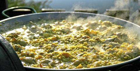 HVERT HUS SIN EGEN: Oppskrift p� paella finner du under. Foto: Christopher Sjuve