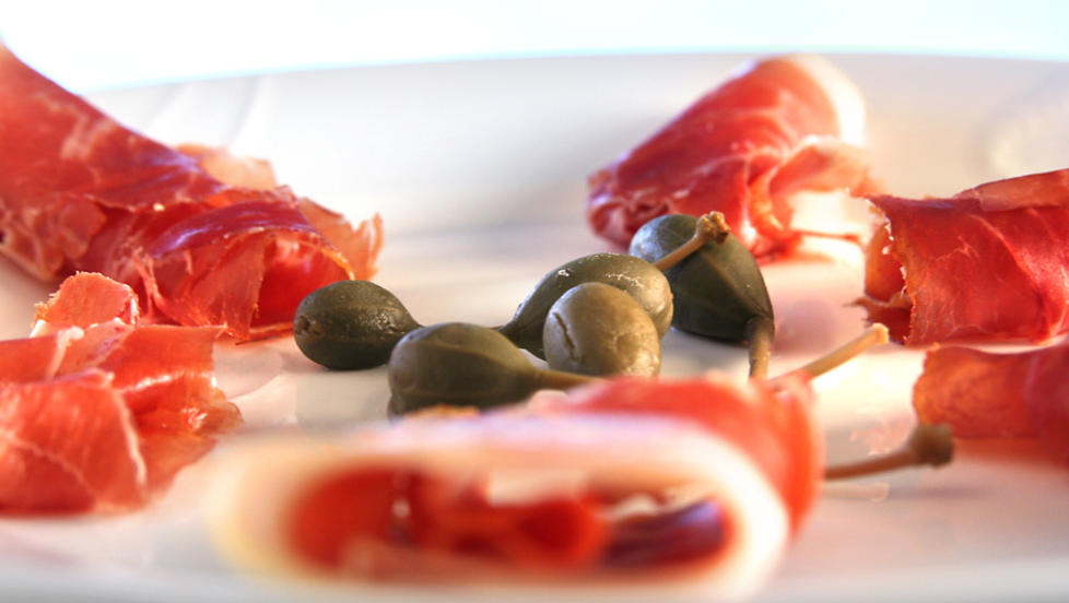 UUNNV�RLIG: Det er vanskelig � komme utenom skinke n�r du lager tapasbord! Foto: Erik Hannemann