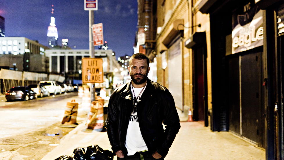 BJARNE MELGAARD: Hvordan skal DNB g� i takt med kunstneren Melgaard, inn hans univers av seriemordere, selvmord, selvskading, sadomasochisme, snuff, krig, voldtekt, massakrer, narkotika og kvelningssex? sp�r kommentator Kjetil Rolness.  Foto: Johannes Wors�e Berg