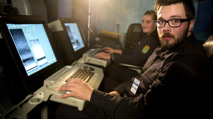 MINE? Stian Servoss venter nervøst på om han greide å identifisere minen. I bakgrunnen sitter matros Tine Tollefsen og vet svaret. Foto: Øistein Norum Monsen / DAGBLADET MINE? Stian Servoss venter nervøst på om han greide å identifisere minen. I bakgrunnen sitter matros Tine Tollefsen og vet svaret. Foto: Øistein Norum Monsen / DAGBLADET