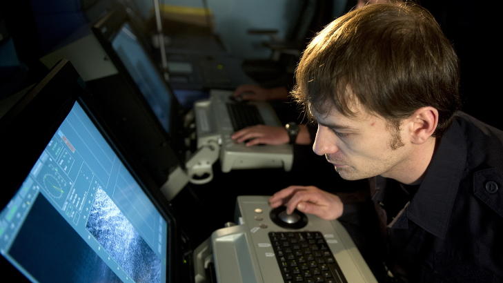RISIKERER SMELL: Øyvind Furuhatt følger konsentrert med på sonarskjermen i opsrommet, på jakt etter miner. Foto: Øistein Norum Monsen / DAGBLADET RISIKERER SMELL: Øyvind Furuhatt følger konsentrert med på sonarskjermen i opsrommet, på jakt etter miner. Foto: Øistein Norum Monsen / DAGBLADET