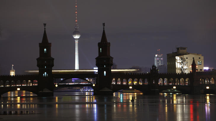 EUROPAS NEW YORK: P� mange m�ter kan Berlin sammenliknes med New York, mener Berlin-kjenner Jahn Otto Johansen. Her TV-t�rnet og Oberbaumbr�cke som g�r over elva Spree. Foto: PAWEL KOPCZYNSKI/SCANPIX