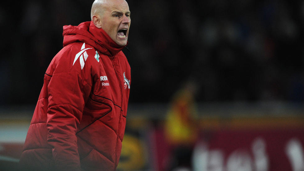 TROR P� POENG - FRYKTER DRAMA VED TAP: St�le Solbakken tror laget hans tar poeng mot topplaget Schalke. Foto: AFP PHOTO / PATRIK STOLLARZ