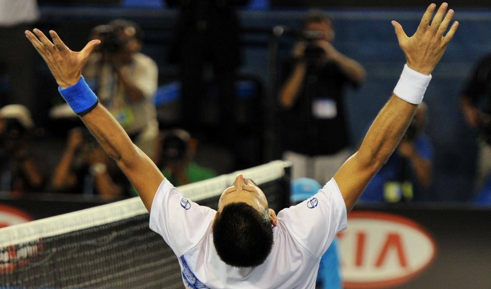FEBERSYK DJOKOVIC TIL FINALE ETTER THRILLER: Trolig plaget av allergi, men det hindret ikke serberen i � n� finalen.  Foto: AFP PHOTO / PAUL CROCK