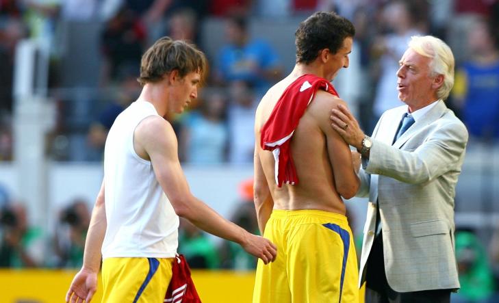 GAMLE KJENTE: Leo Beenhakker hilser p� Zlatan Ibrahimovic under fotball-VM i 2006. Nederlenderen trente Trinidad og Tobago p� det tidspunktet. REUTERS/Alex Grimm