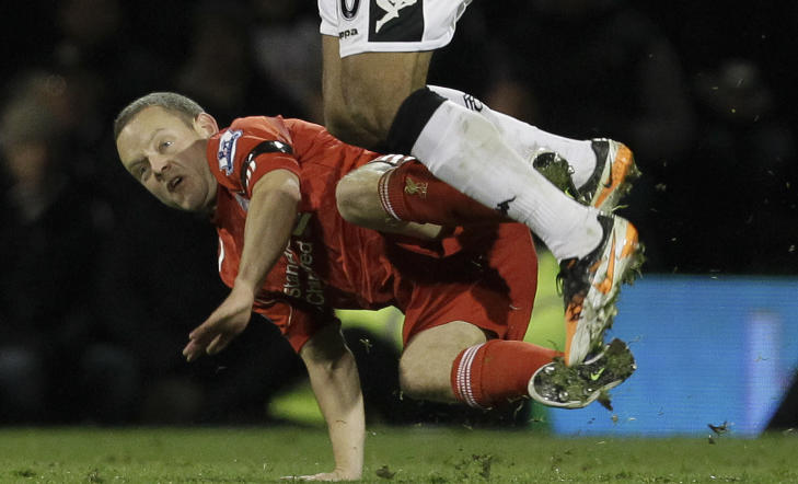 KNOTTENE F�RST: Jay Spearing viste knottene, og slapp ikke unna dommerens bok da han taklet Moussa Demb�l�. Foto: AP Photo/Matt Dunham)