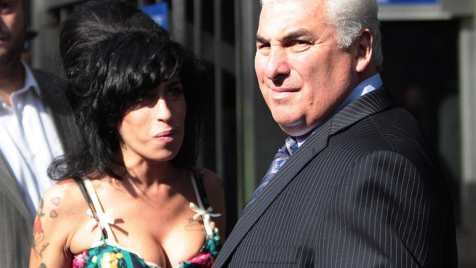 SINT OG I SJOKK: Mitch Winehouse liker ikke designer Jean Paul Gaultiers visning der modellene var troe kopier av dattera. Foto: Stella Pictures