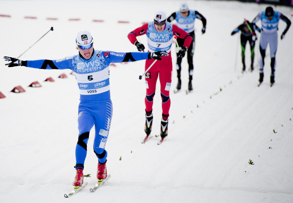 PUSTER DE BESTE I NAKKEN: Eirik Brandsdal var klart sterkest i finalen, men junior Sondre Turvoll Fossli gikk inn til en like klar annenplass. - Han blir en skummel mann � hanskes med i framtida, han er det jo allerede. Sondre er lynrask, sier norgesmester Bransdal. Foto: Thomas Rasmus Skaug / Dagbladet