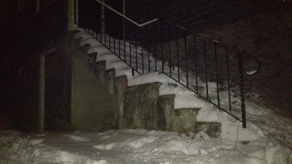 FASTKLEMT: I over fem d�gn l� en mann i starten av 30-�ra fastklemt i denne kjelleren. Foto: Tuva B�nke Gr�nning