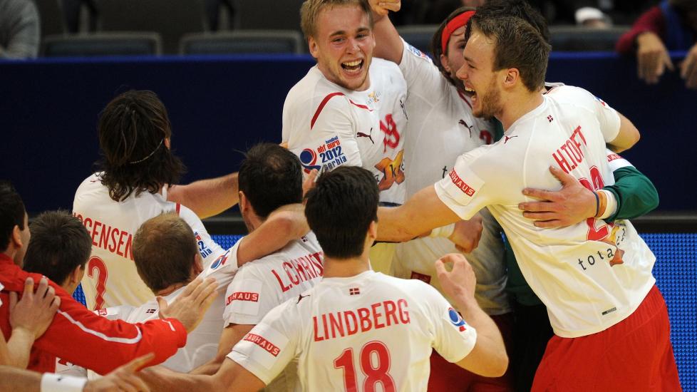 H�YDRAMATISK: Danmark trakk det lengste str�et i semifinalen, og gjorde alle tidligere sp�dommer til skamme. Foto: AFP PHOTO / ATTILA KISBENEDEK