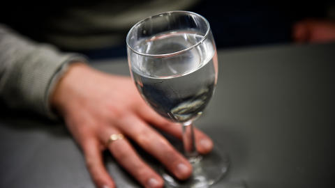 UMULIG: Potensielt inneholder dette vannglasset ufattelige mengder energi, men det er dessverre ikke mulig � utnytte med jordas trykk og temperatur. Foto: H�kon Eikesdal/Dagbladet