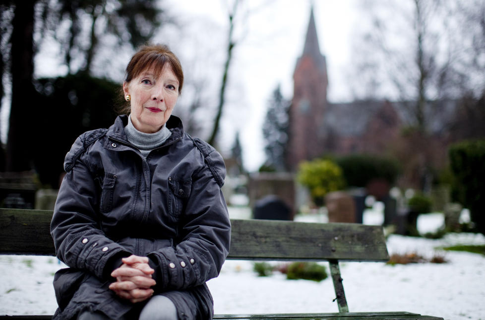 SJOKKERT: Kirsten Engelstad (71) p� Vestre gravlund i Oslo. Her skal ektemannen Per gravlegges n�r sn�en forsvinner til v�ren. 71-�ringen er sjokkert over det hun mener er begravelsesbyr�enes kyniske utnyttelse av s�rgende. N� advarer hun andre mot det hun omtaler som griskhet kamuflert som omsorg. Foto: Espen R�st / Dagbladet