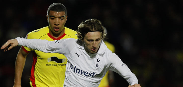 JAGET UTLIKNING: Watford kom til mange store sjanser, men klarte ikke � sette ballen i m�l. Modric ot Tottenham fikk ryddet unna. Foto: AP Photo/Kirsty Wigglesworth)