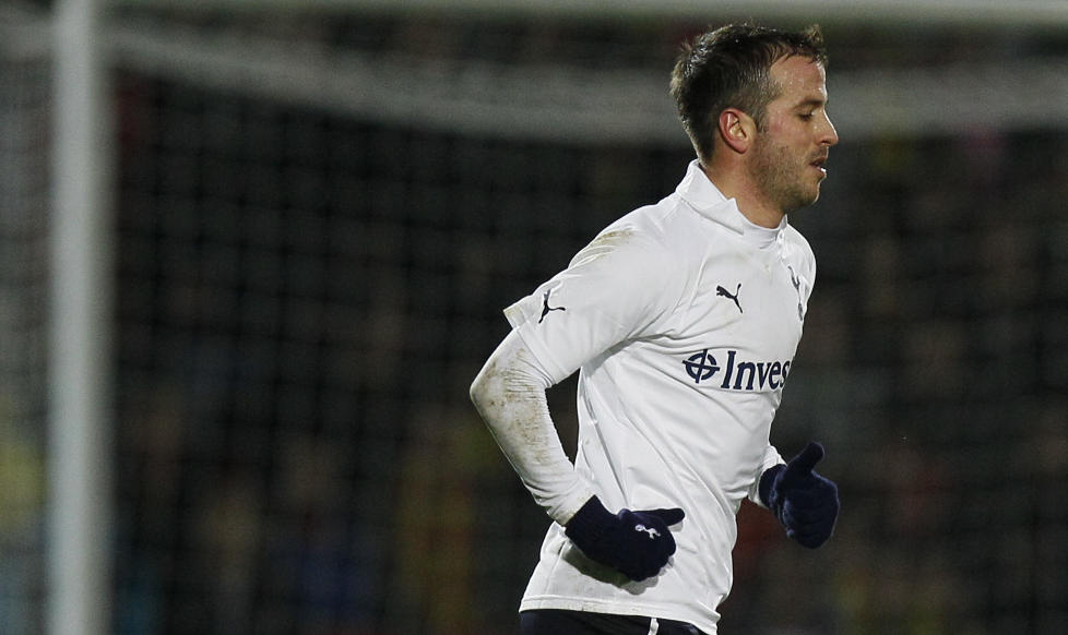 MATCHVINNER: Van der Vaart gjorde det ingen andre maktet - finne veien til nettmaskene i kampen mot Watford. Foto: AP Photo/Kirsty Wigglesworth