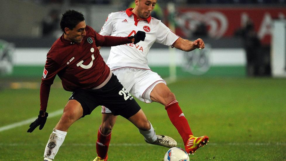 STOR DAG FOR BR�DRENE: F�rst signerer lillebror Mos for FCK, s� scorer Moa det avgj�rende m�let for Hannover. Foto: EPA/PETER STEFFEN