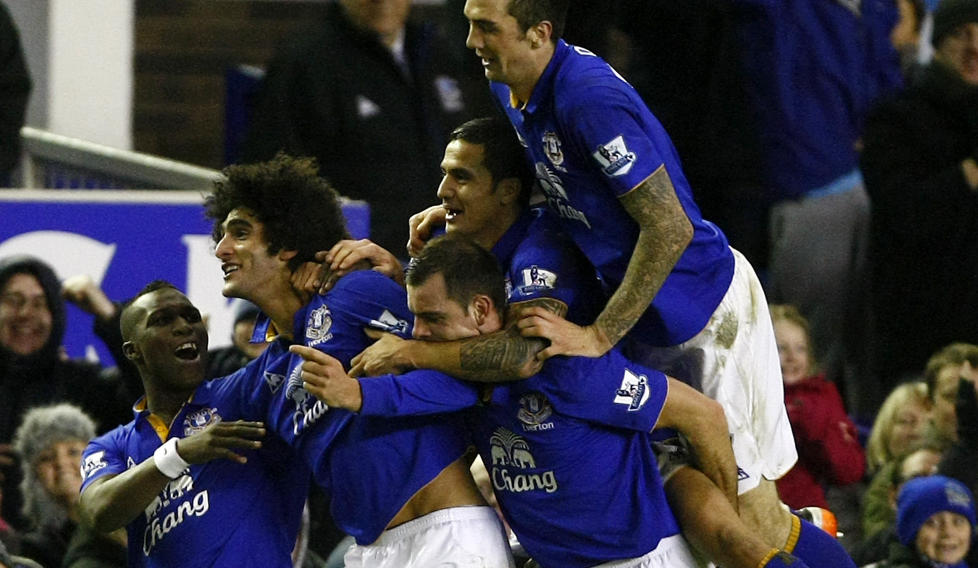 JUBEL P� GOODISON: Fellaini scoret det avgj�rende m�let da Everton tok seg videre til femte runde. Foto: AP Photo/Tim Hales