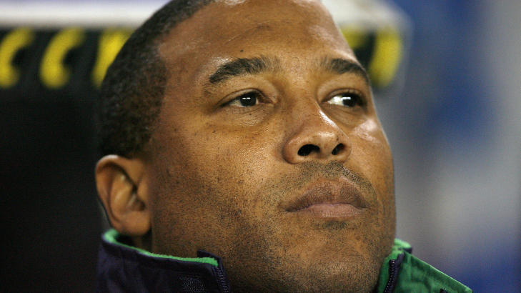 GREIT MED BUING: John Barnes sier at Evra kan forvente seg reaksjoner fra Liverpool-fansen. Foto:  AFP PHOTO / Glyn Kirk