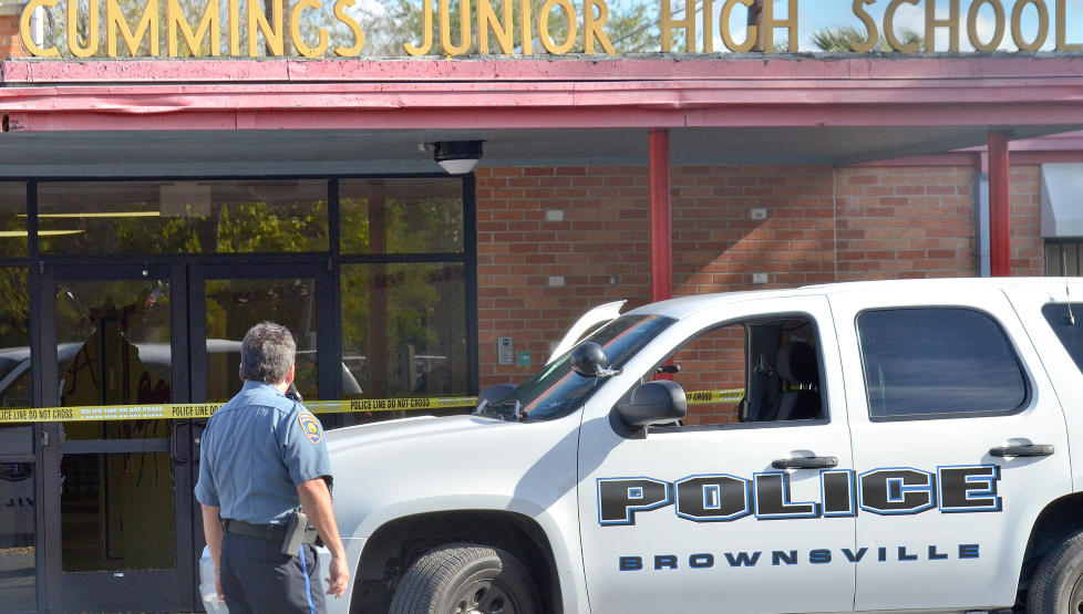 SKUTT OG DREPT: I USA blir det stadig mer og mer bev�pnet politi p� skolene. Noen ganger blir ogs� resultatet d�dlig. For to uker siden ble Texas-politiet anklaget for � overreagere etter at de skj�t og drepte en 15 �r gammel student, Jamie Gonzalez, p� en skole i Brownsville etter han siktet med en luftpistol mot politiet utenfor rektorens kontor. Foto: AP/BROWNVILLE HERALD/PAUL CHOUY/SCANPIX