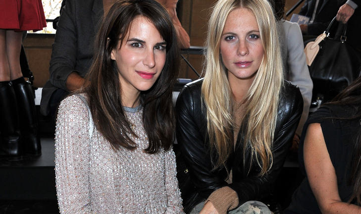 P� MOTEVISNING: Caroline Sieber med Poppy Delevingne p� Miu Mius v�rvisning under moteuka i Paris i fjor h�st. Foto: Getty Images/All Over Press