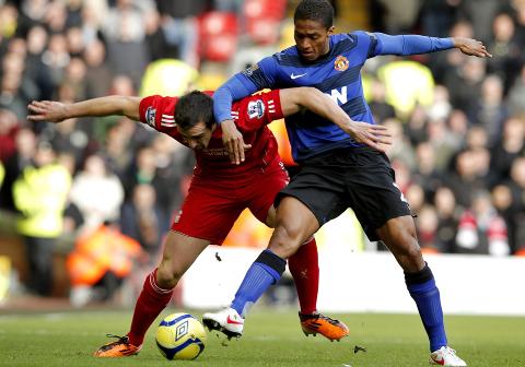 DUELL. Liverpools Jose Enrique og Uniteds Luis Antonio Valencia. Foto: EPA/KERIM OKTEN