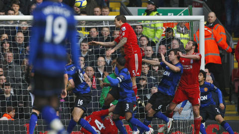 1-0: Daniel Agger header inn 1-0 etter corner. Foto: AP Photo/Tim Hales