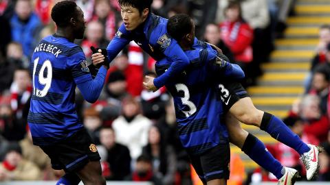 1-1: Ji-Sung Park scoret 1-1 rett f�r pause. Foto: EPA/KERIM OKTEN